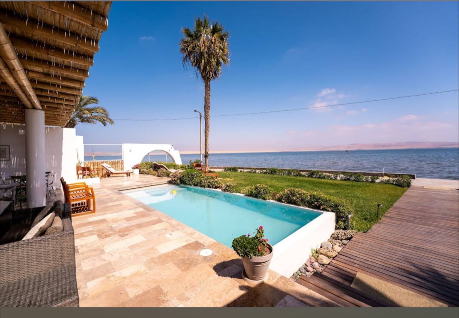 Paracas oceanfront pool and Pacific view